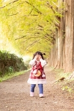 これは完璧に隠れているね……2歳児の“本気のかくれんぼ”が可愛すぎる