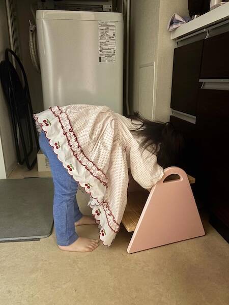 これは完璧に隠れているね……2歳児の“本気のかくれんぼ”が可愛すぎる