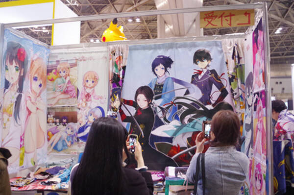 刀剣乱舞 で人気の 痛カーテン に 中国の動画配信サービスも Animejapan 15 の異色ブース探訪 15年3月26日 エキサイトニュース