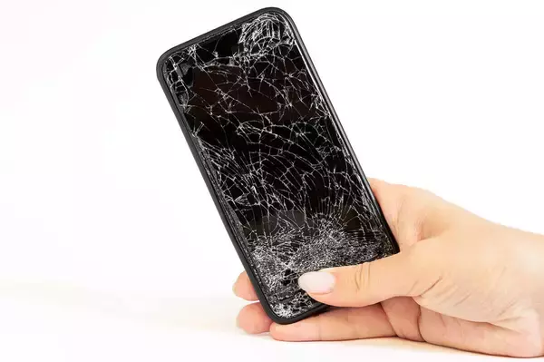 iPhone 15シリーズ「背面ガラス」格安の修理費用が話題 – iPhone 14 Proでは75,800円