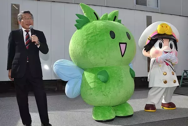 「桃鉄に“あい～ん記念館”登場　東村山駅の志村けんさん像に桃太郎が報告」の画像