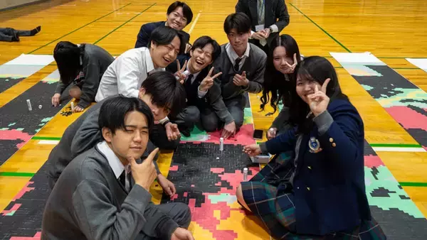 「大阪から世界最大の紙ふぶきモザイクアート！　関西創価学園が97万6800枚のギネス世界記録」の画像