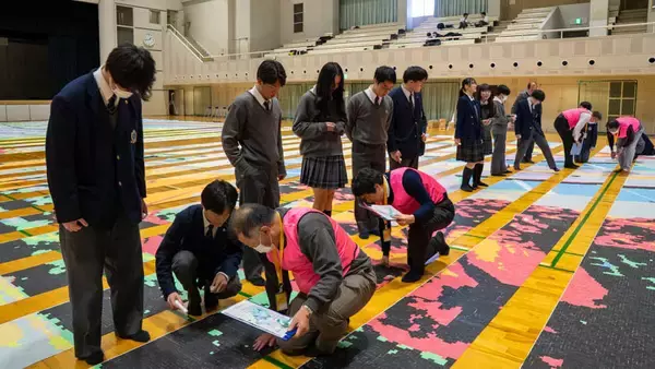 「大阪から世界最大の紙ふぶきモザイクアート！　関西創価学園が97万6800枚のギネス世界記録」の画像
