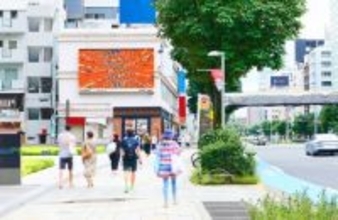 デジタルアートを放映する「すき間の美術館」を開始　LIVE BOARDとNEORTが連携、街に新たな文化を演出