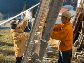 岐阜県飛騨市で土蔵の雪囲い　関係人口拡大に向け住民と市外の人々が協力して冬支度
