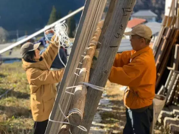 岐阜県飛騨市で土蔵の雪囲い　関係人口拡大に向け住民と市外の人々が協力して冬支度