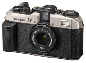 リコーからPENTAXブランドの単焦点フィルムコンパクトカメラ　あえて全自動化することなく操作する楽しさが