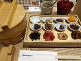 「東京・日本橋にのりを楽しむ手巻きの店　12種類の小皿におひつのご飯」の画像1