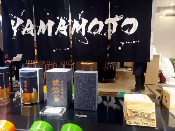 「東京・日本橋にのりを楽しむ手巻きの店　12種類の小皿におひつのご飯」の画像