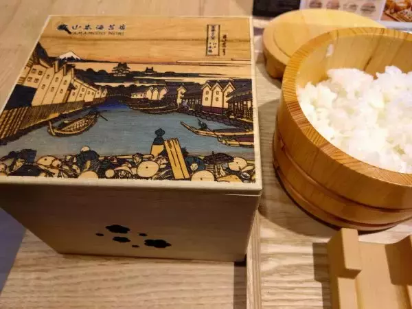 「東京・日本橋にのりを楽しむ手巻きの店　12種類の小皿におひつのご飯」の画像