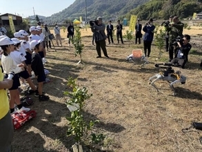 四足歩行ロボットがレモン畑を駆ける　岡山大学発ベンチャーが寄島町で収穫実験を実施