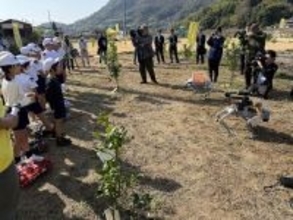 四足歩行ロボットがレモン畑を駆ける　岡山大学発ベンチャーが寄島町で収穫実験を実施