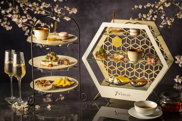 窓一面の桜を望む春の夜　プルマン東京田町 夜桜ハイティー