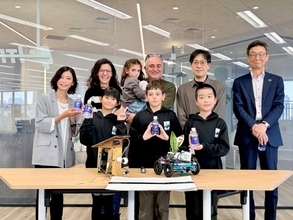 「全国選抜小学生プログラミング大会」のアイティフォー賞受賞児童を招待　アイティフォー社員たちに“植物の意思をくみ取るロボット”を披露