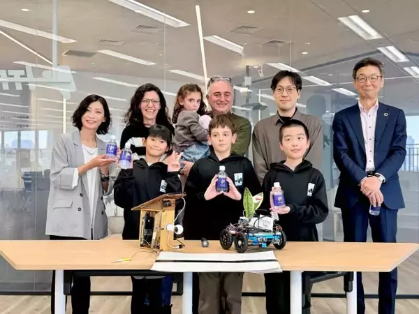 「全国選抜小学生プログラミング大会」のアイティフォー賞受賞児童を招待　アイティフォー社員たちに“植物の意思をくみ取るロボット”を披露