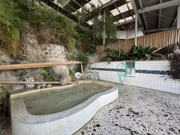 源泉掛け流しの湯で癒やされる　新鮮な地魚が並ぶ海辺の漁師宿　「湯の児温泉 温泉いわさき（熊本県）」　【コラム：おんせん！　オンセン！　温泉！】