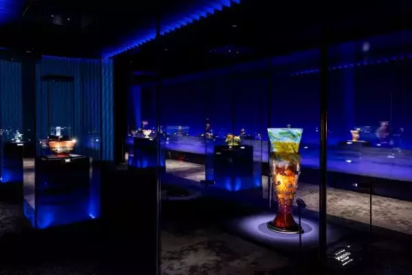 アール・ヌーボーから現代まで、光で表情を変えるガラス芸術　岐阜・飛驒高山美術館で企画展を開催中