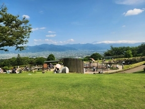 「山梨県笛吹川フルーツ公園」でサマーフェス　富士山を眺めながら水遊び、季節限定の桃のかき氷も