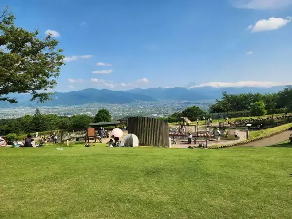 「山梨県笛吹川フルーツ公園」でサマーフェス　富士山を眺めながら水遊び、季節限定の桃のかき氷も