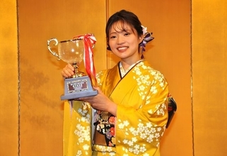 前人未到の通算9期目を祝福　6連覇の藤沢女流本因坊就位式