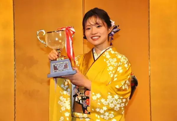 前人未到の通算9期目を祝福　6連覇の藤沢女流本因坊就位式