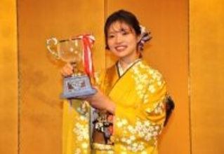 前人未到の通算9期目を祝福　6連覇の藤沢女流本因坊就位式