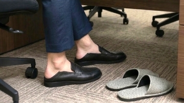 「カッチリ履く」と「ラフに履く」の二刀流　かかとを踏んで履ける「スリッパローファー」が洋服の青山から初登場