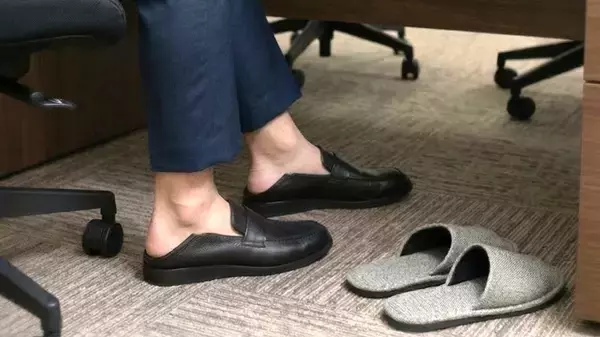 「カッチリ履く」と「ラフに履く」の二刀流　かかとを踏んで履ける「スリッパローファー」が洋服の青山から初登場