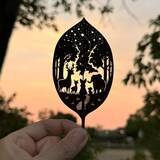 「繊細で精巧な葉っぱ切り絵の世界　国内外で注目される切り絵作家の作品展示会を横浜で開催中」の画像1