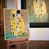 「質感のあるクリムトの絵をインテリアに　美術館とコラボしたレゴ（R）アートが登場」の画像1
