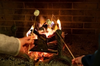 栃木・休暇村日光で特別な夜を　体験プログラム「星と暖炉の冬時間」を提供