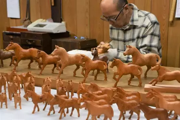 来年は「うま」、えとの置物づくりが最盛期　飛騨の伝統工芸「一位一刀彫」