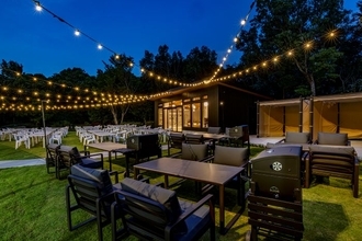 庭園のBBQ会場を全面改装、40席のソファ特別席を新設　ヒルトン成田で夏の風物詩始まる