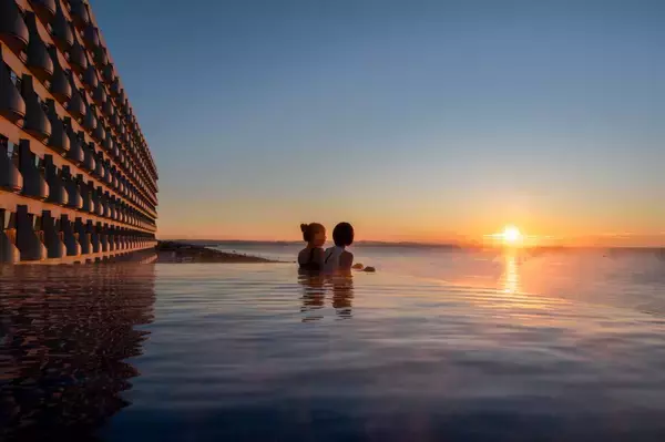 冬仕様のあったかインフィニティープール　相模湾の絶景を眺める温活