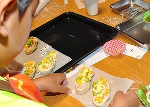 生地の膨らみや触感にびっくり　親子で“簡単パン”作りに挑戦　10組参加、はばたけラボ開催