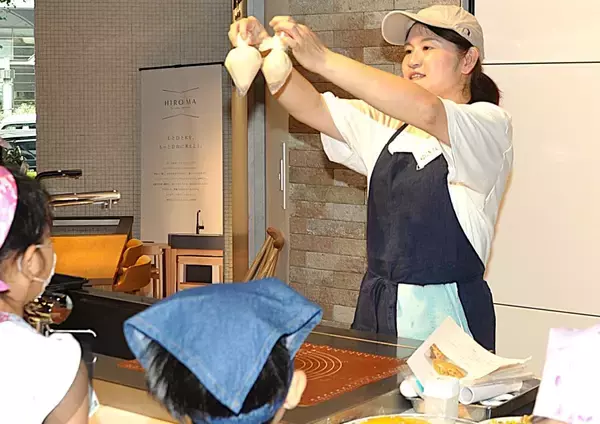 「生地の膨らみや触感にびっくり　親子で“簡単パン”作りに挑戦　10組参加、はばたけラボ開催」の画像