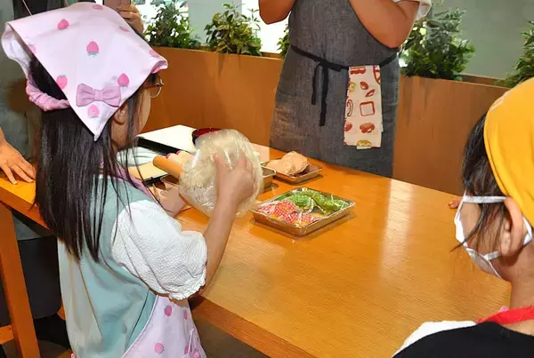 「生地の膨らみや触感にびっくり　親子で“簡単パン”作りに挑戦　10組参加、はばたけラボ開催」の画像