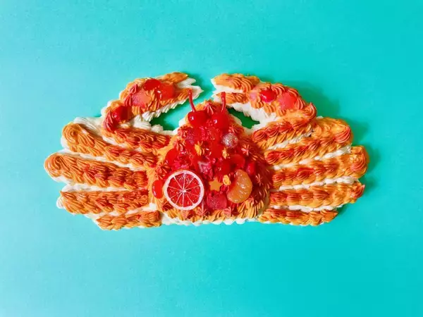 福井市美術館で開催中の「お菓子の美術館 渡辺おさむ展」で　本物の越前蟹解禁に合わせて“クリーム越前蟹”を公開制作