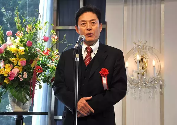 「井山碁聖就位式で5連覇祝福　QRコード開発技師ら70人」の画像