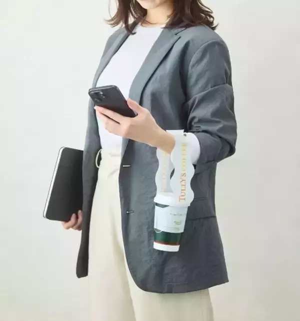 テイクアウトを「手ぶら」でスマートに　タリーズが業界初の「手提げ型カップホルダー」を導入
