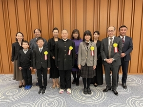 しんくみ大賞は徳島県の篠原さんが受賞　「ありがとうの輪を広げたい」　第16回「小さな助け合いの物語賞」、全信中協