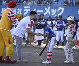「始球式の杉谷拳士さん、野球に熱い思い　全日本学童軟式野球大会 マクドナルド・トーナメントが開幕」の画像1
