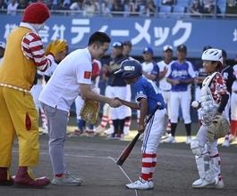 始球式の杉谷拳士さん、野球に熱い思い全日本学童軟式野球大会 マクドナルド・トーナメントが開幕