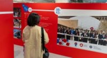 万博振り返る報道写真展が開催　パビリオングッズの展示も