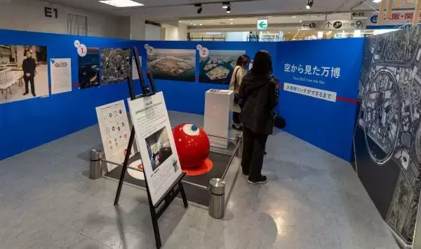 「万博振り返る報道写真展が開催　パビリオングッズの展示も」の画像