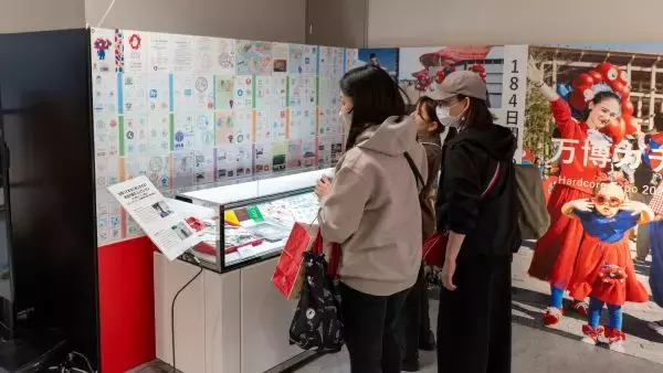 「万博振り返る報道写真展が開催　パビリオングッズの展示も」の画像