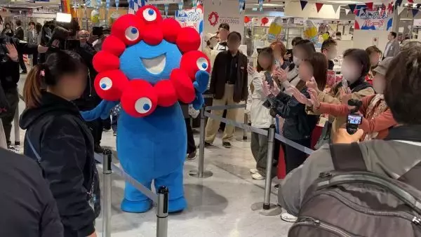 「万博振り返る報道写真展が開催　パビリオングッズの展示も」の画像