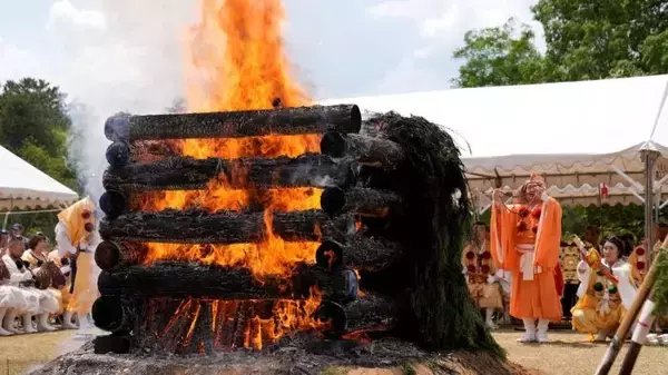 燃える炎で祈りの世界に　奈良博庭前で金峯山寺が大護摩供　