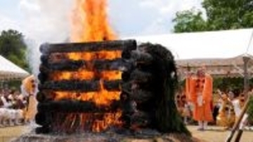燃える炎で祈りの世界に　奈良博庭前で金峯山寺が大護摩供　