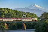 「新幹線、ケーブルカーから蒸気機関車まで　現役の名車両を図鑑で案内」の画像1